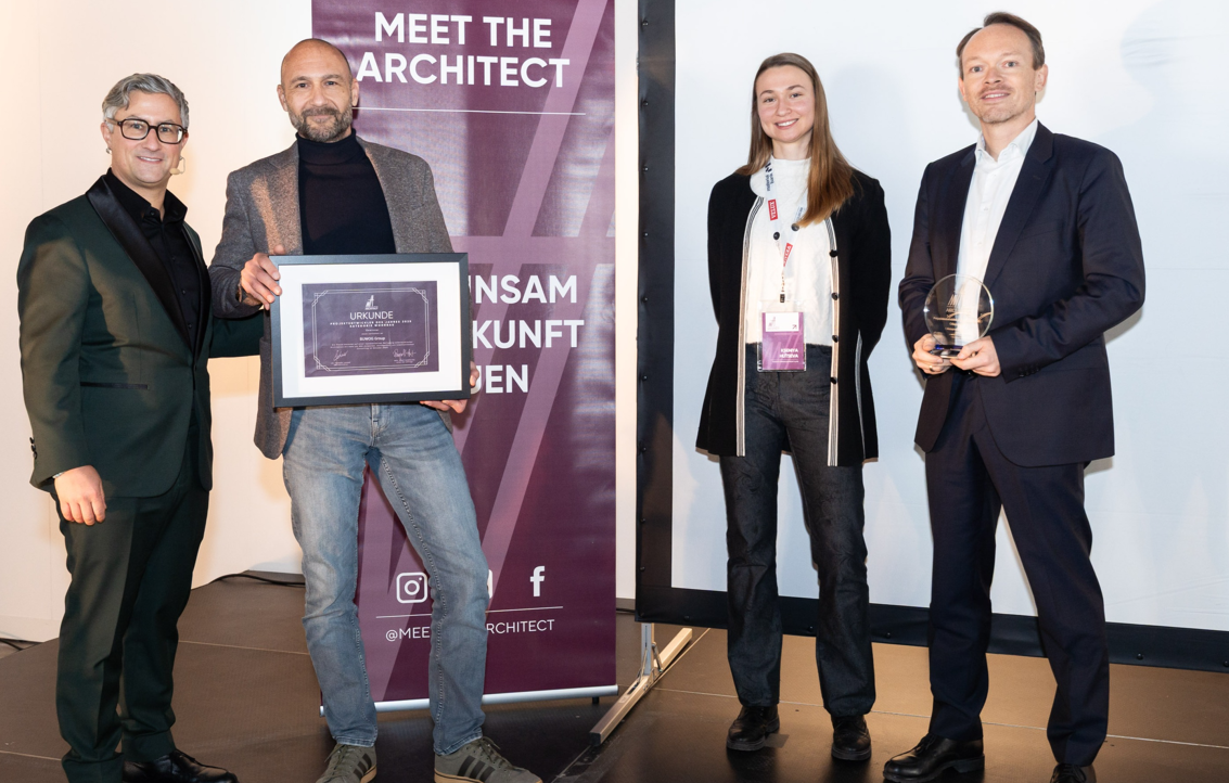 Michael Herbek (2. v.l.), Abteilungsleiter der BUWOG-Projektentwicklung, und Alexander Steppan (ganz rechts), Abteilungsleiter BUWOG-Baumanagement, nahmen stellvertretend für die BUWOG den Award von Heimo Rollett (ganz links) und Kseniya Hutseva entgegen.