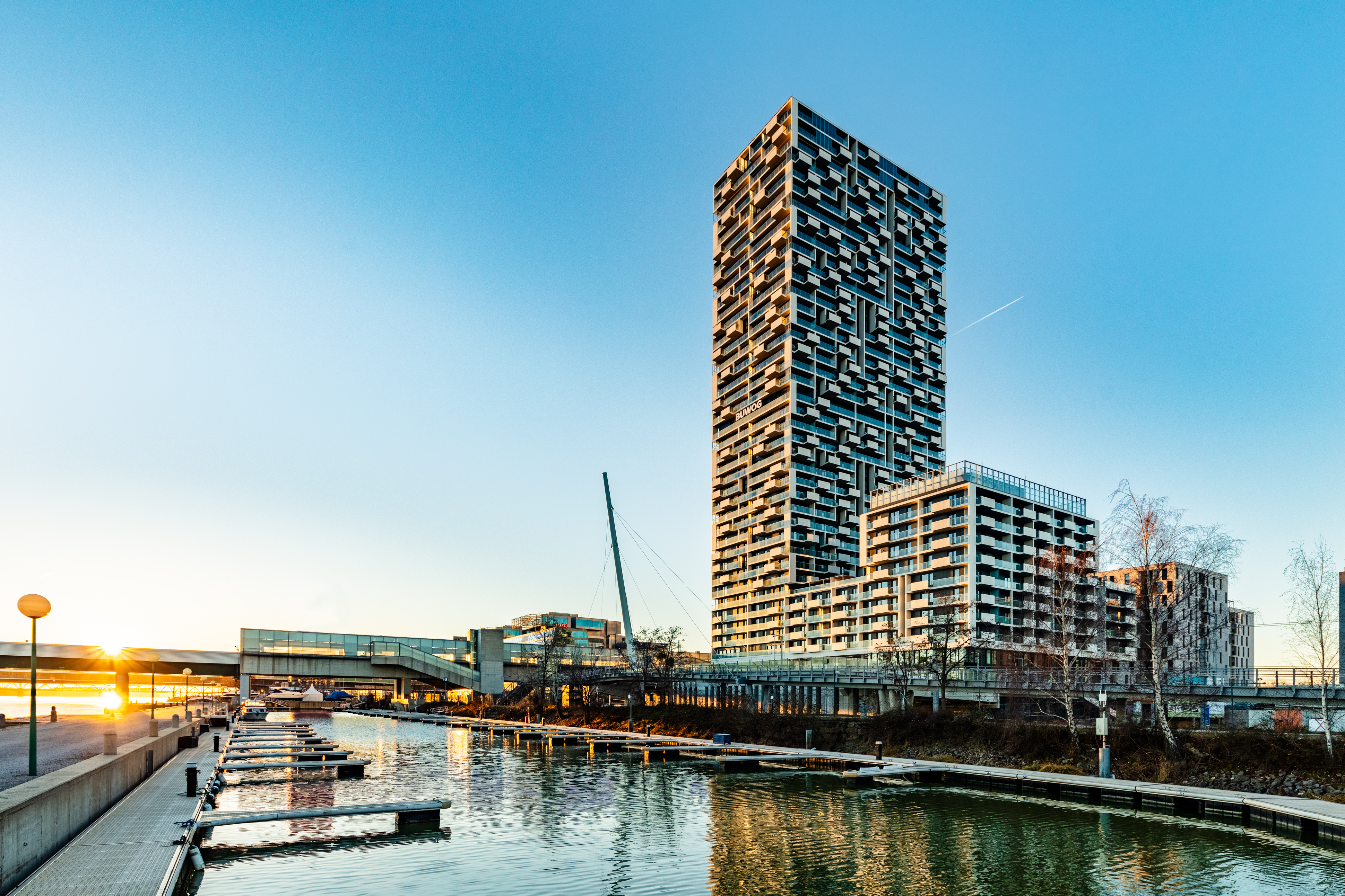Der Marina Tower an der Donau im Abendlicht