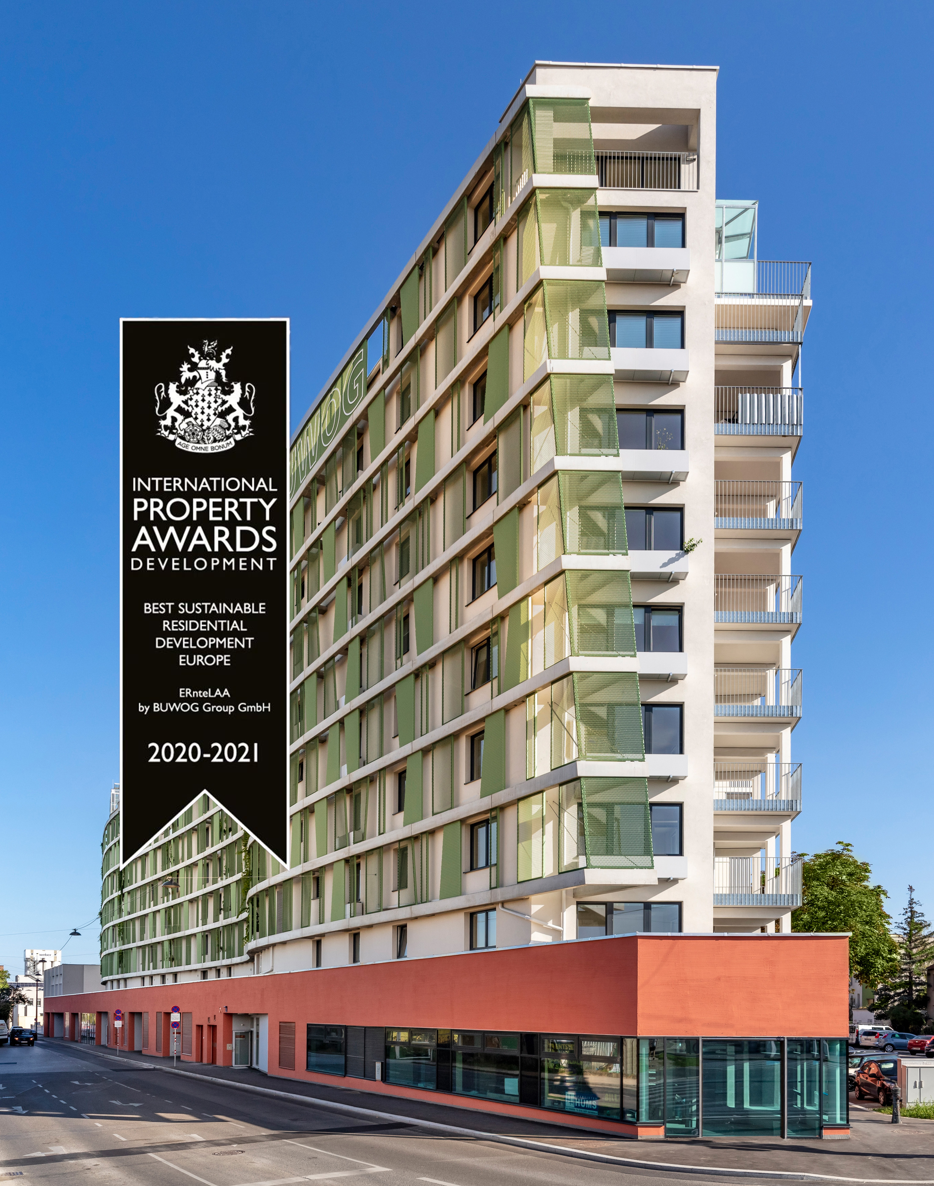 Eine Außenaufnahme von einem Gebäudekomplex mit dem Internationela Property Awards Siegel