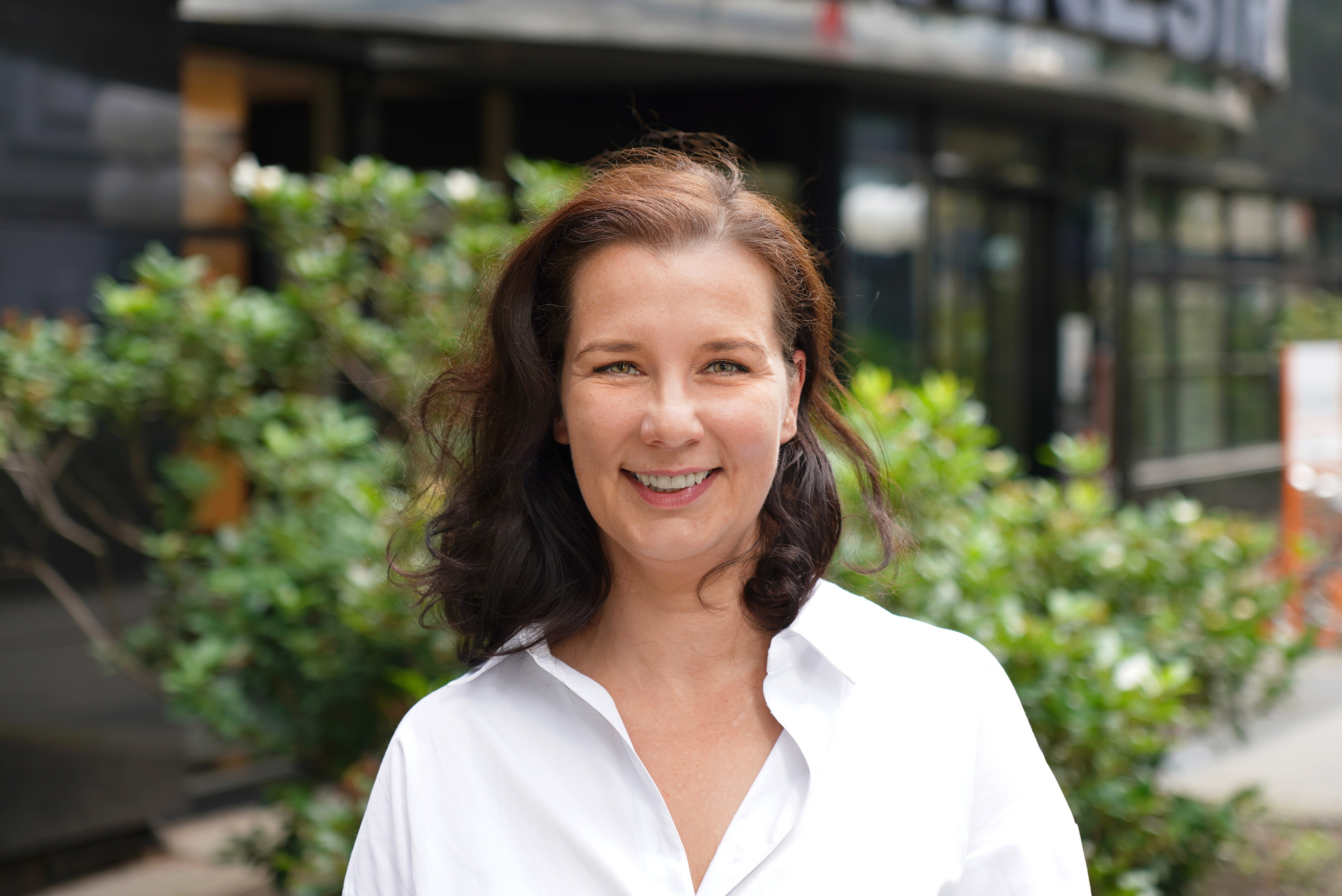 Zu sehen ist Dr. Anna-Vera Deinhammer, Stiftungsprofessorin für Sustainable Real Estate Development an der FHWien.