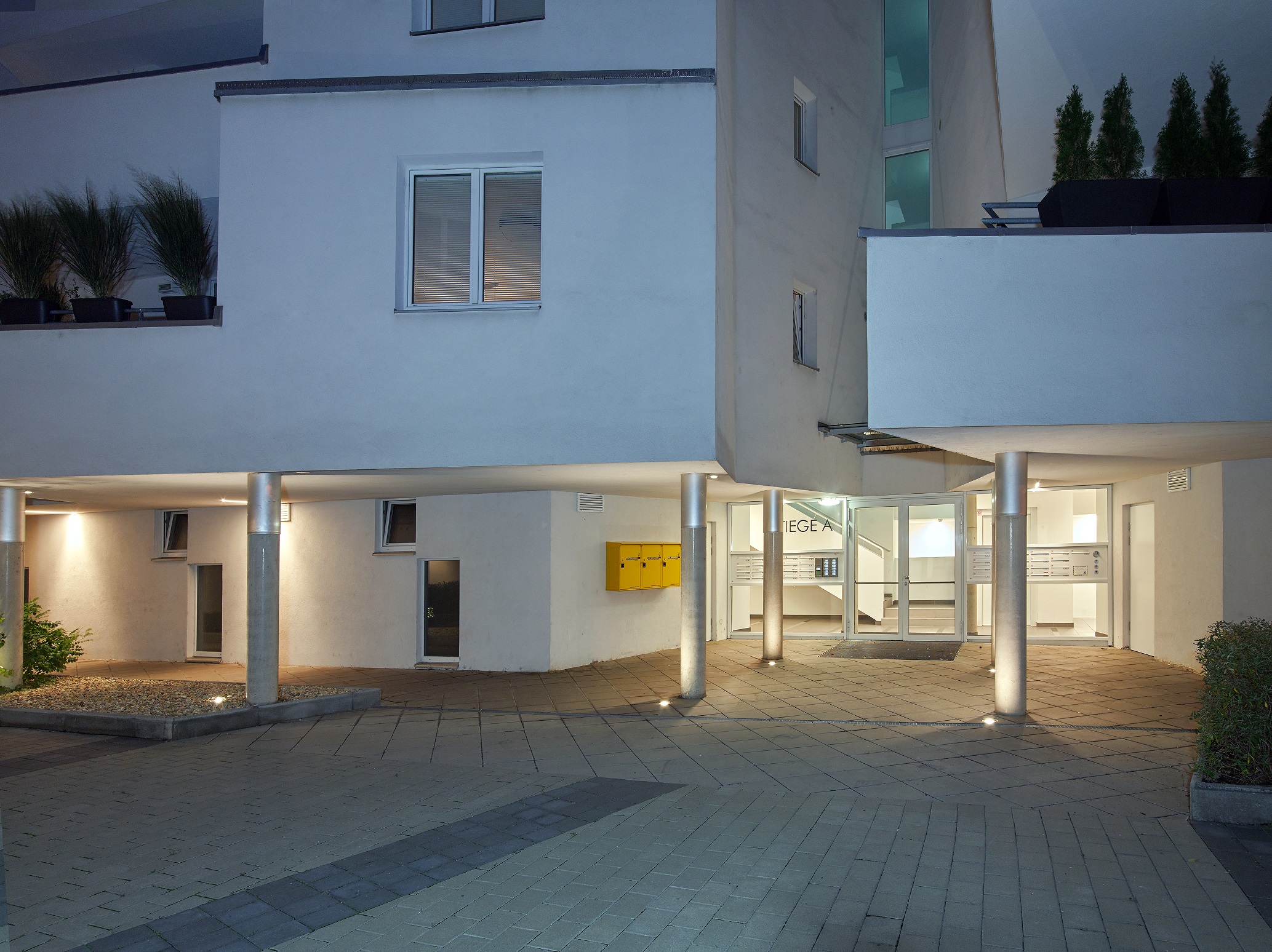 Alanova Eingang Abend 23 35MB.jpg