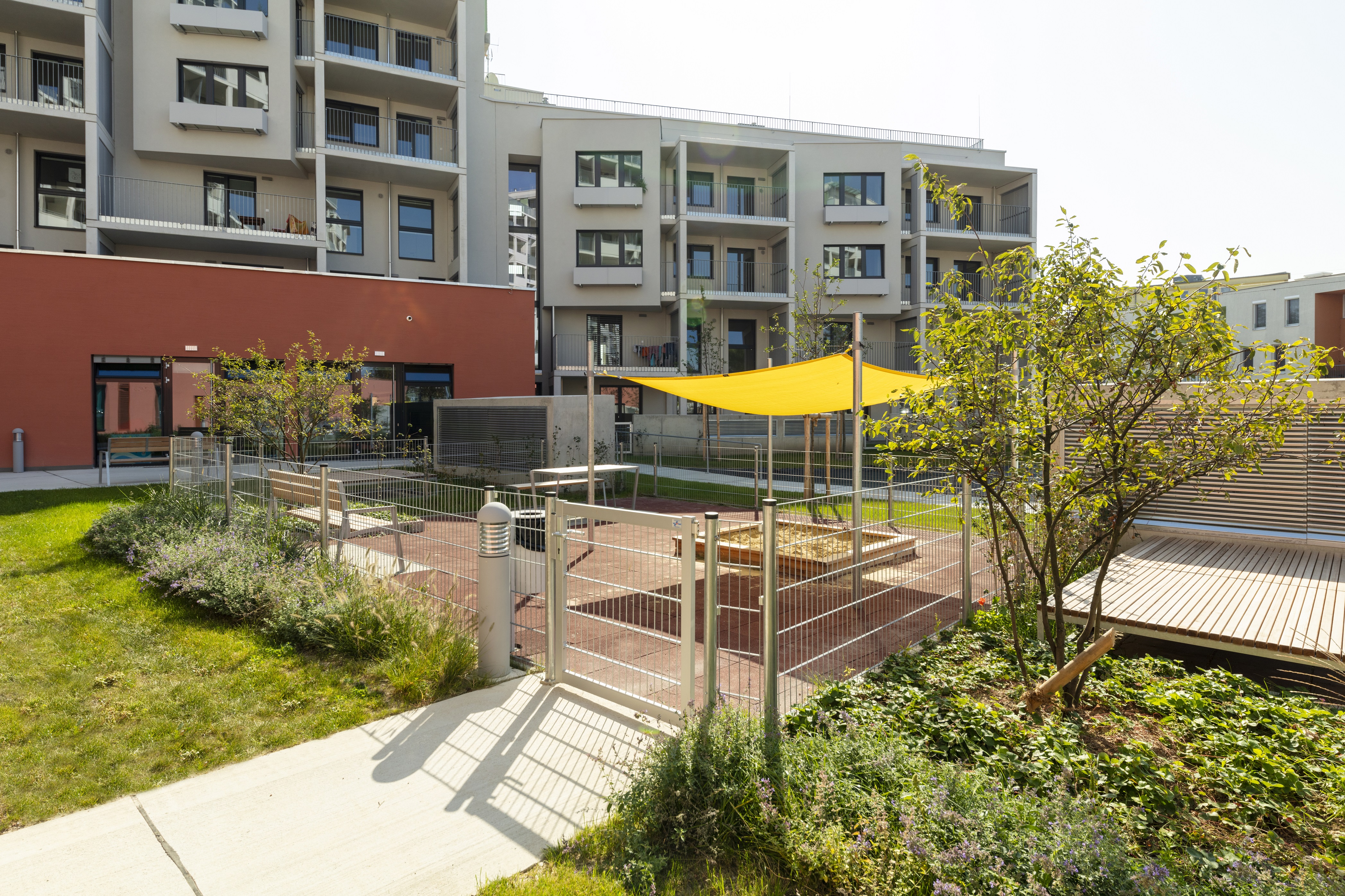 Spielplatz mit Sonnensegel im Innenhof
